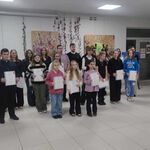 Grupa uczniów z dyplomami
