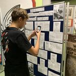 Uczeń robi zdjęcie dla informacji na tablicy na korytarzu
