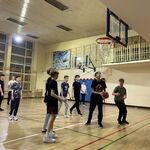 Wieczorna gara w kosza na sali gimnastycznej