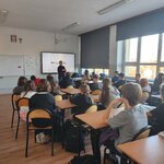 Uczniowie na spotkaniu z absolwentem