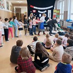 Zabawa dzieci z seniorami