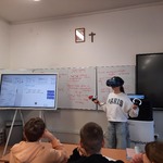 Uczennica wykonuje zadanie na Empiriuszu