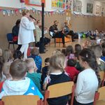 Aniołek razem z innymi gośćmi prowadzi spotkanie kolędowe z uczniami