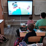 Uczniowie oglądają film edukacyjny