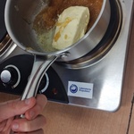 Przygotowanie ciasta - topienie masła w rondlu