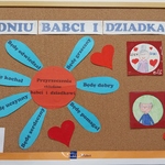 Gazetka okolicznościowa na tablicy korkowej