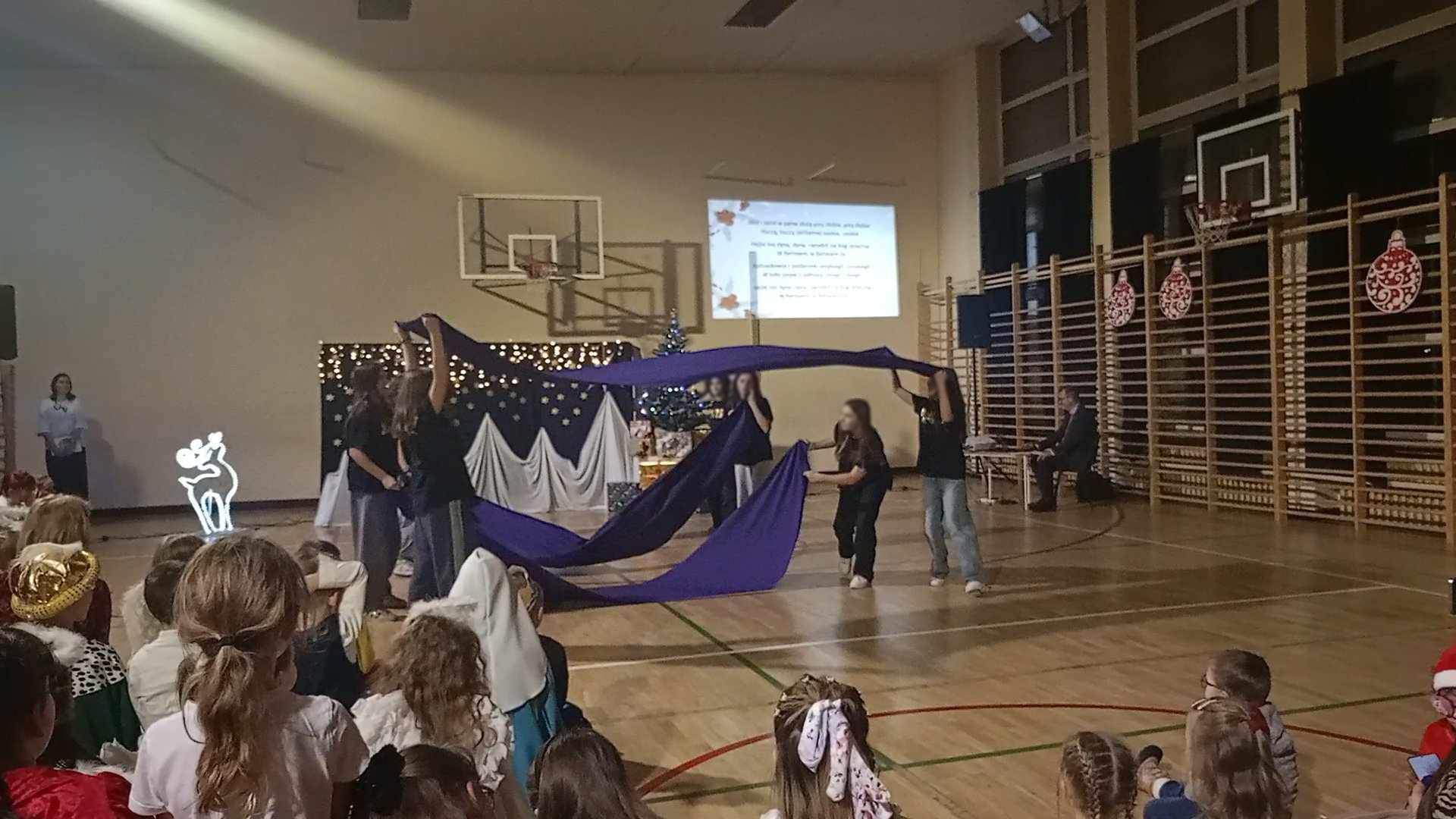 Występ uczniów przy dźwiękach kolędy