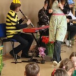 Występ aktorki -  w tle muzycy