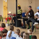 Instrumentaliści asystują śpiewającej aktorce