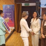 Szkoła przyjmuje certyfikat potwierdzający otrzymany tytuł  szkoły wspierającej karierę bez barier