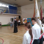 Ks. Dominik Budzicki kieruje słowa do uczniów i rodziców