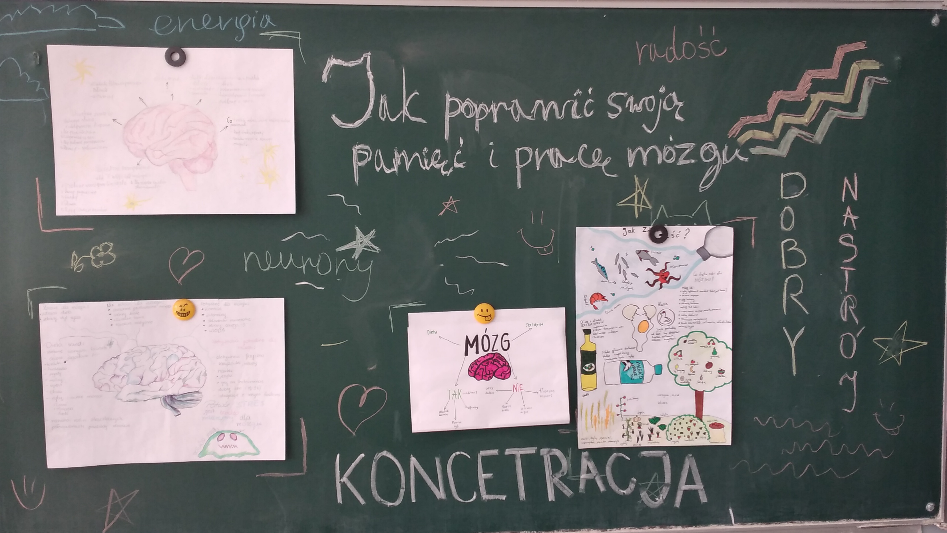 Przyczepione do tablicy zapisane kartki uczniów - Napis kredą "Jak poprawić swoją pamięć i pracę mózgu?"