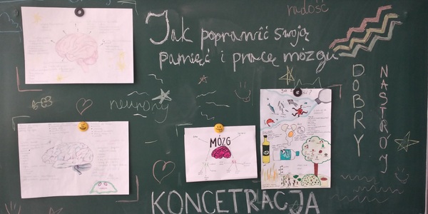 Przyczepione do tablicy zapisane kartki uczniów - Napis kredą "Jak poprawić swoją pamięć i pracę mózgu?"