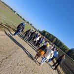 Uczniowie na polnej drodze