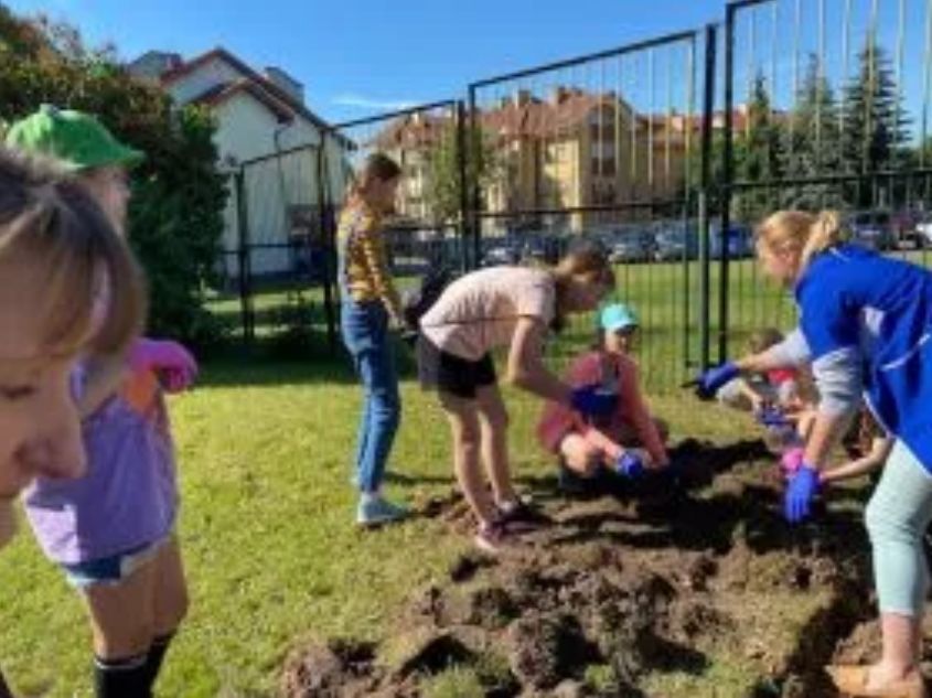 Uczniowie pracują na podwórku - kopia w ziemi