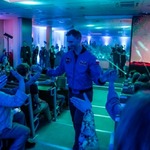 Dr Uznański wita się z uczniami
