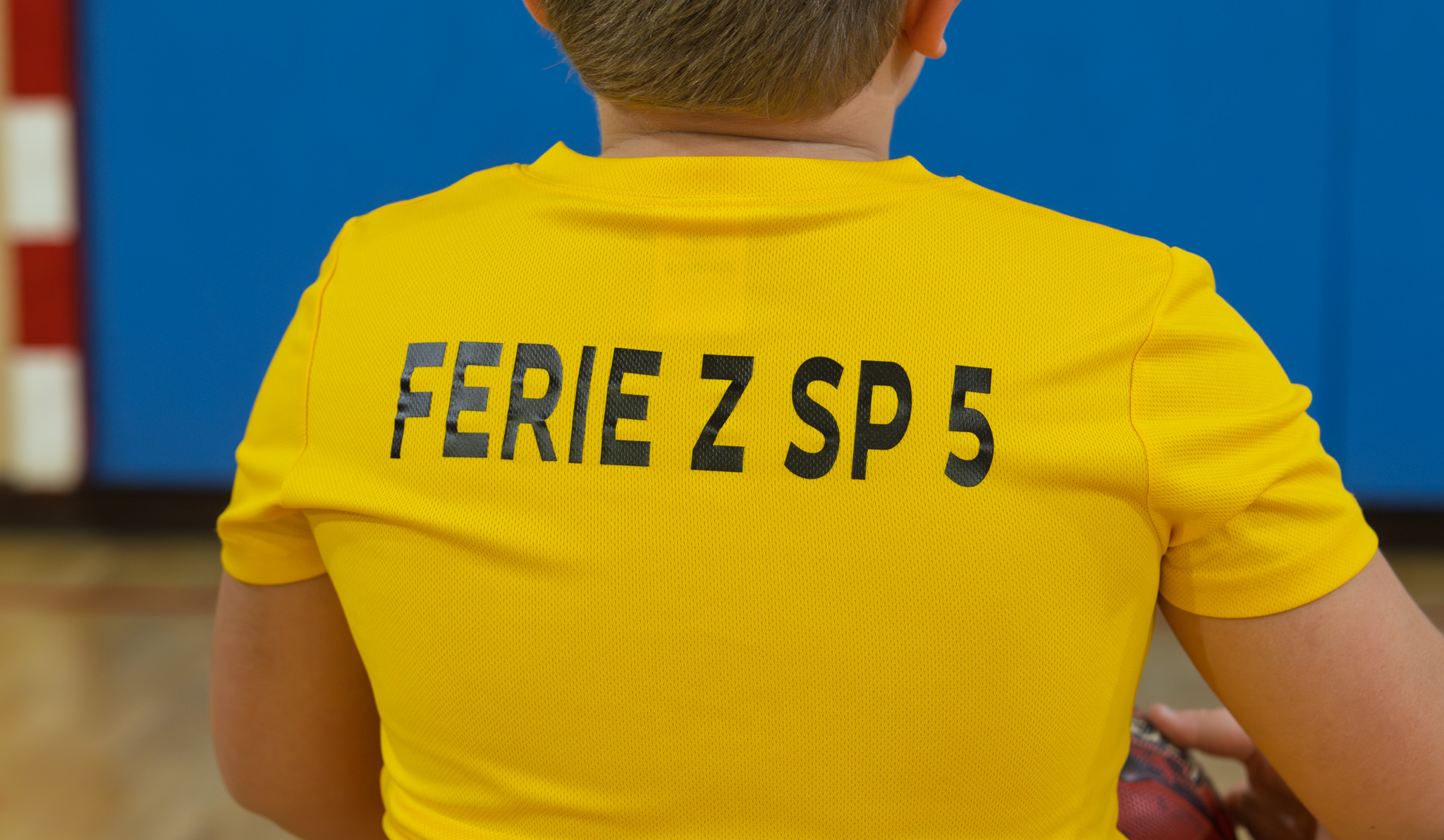 Ferie z SP5 - napis na koszulce