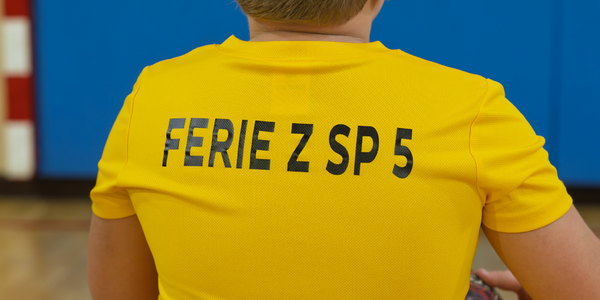 Ferie z SP5 - napis na koszulce