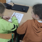 Dwie dziewczynki wykonują zadanie na warsztatach