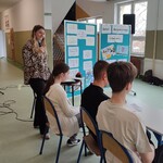 Uczniowie podczas debaty oxfordzkiej na temat bezpiecznego internetu