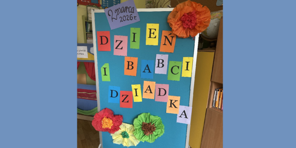 Tablica stojąca z napisem: 2 marca Dzień Babci i Dziadka