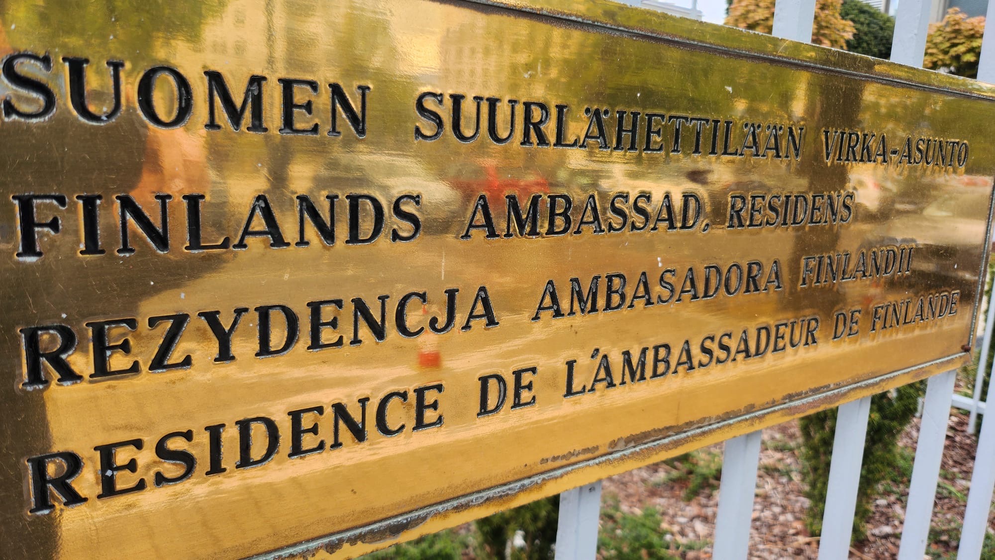 Szyld Ambasady Finlandii
