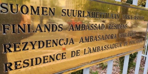 Szyld Ambasady Finlandii