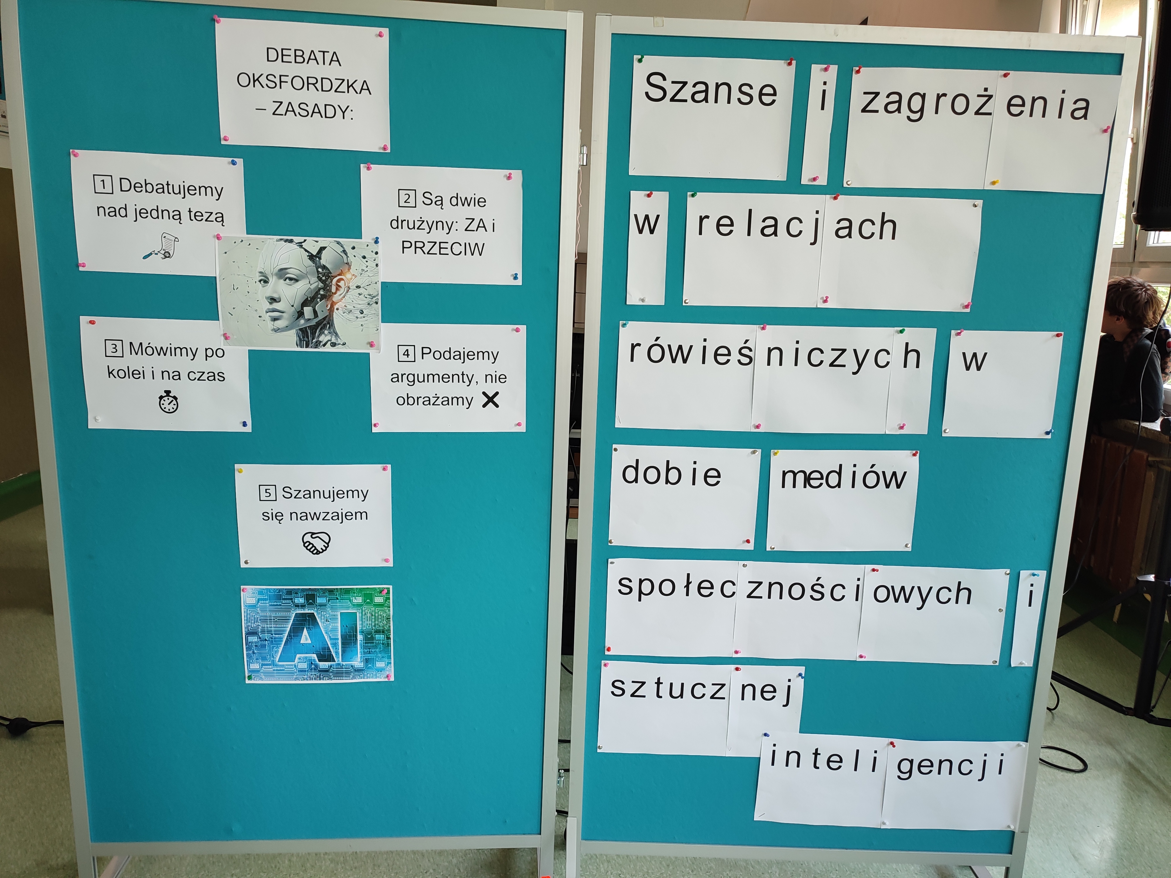 Tablice informacyjne na temat wydarzenia