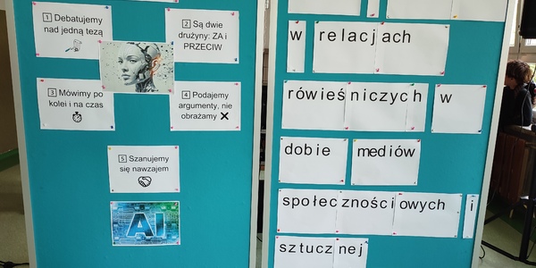 Tablice informacyjne na temat wydarzenia