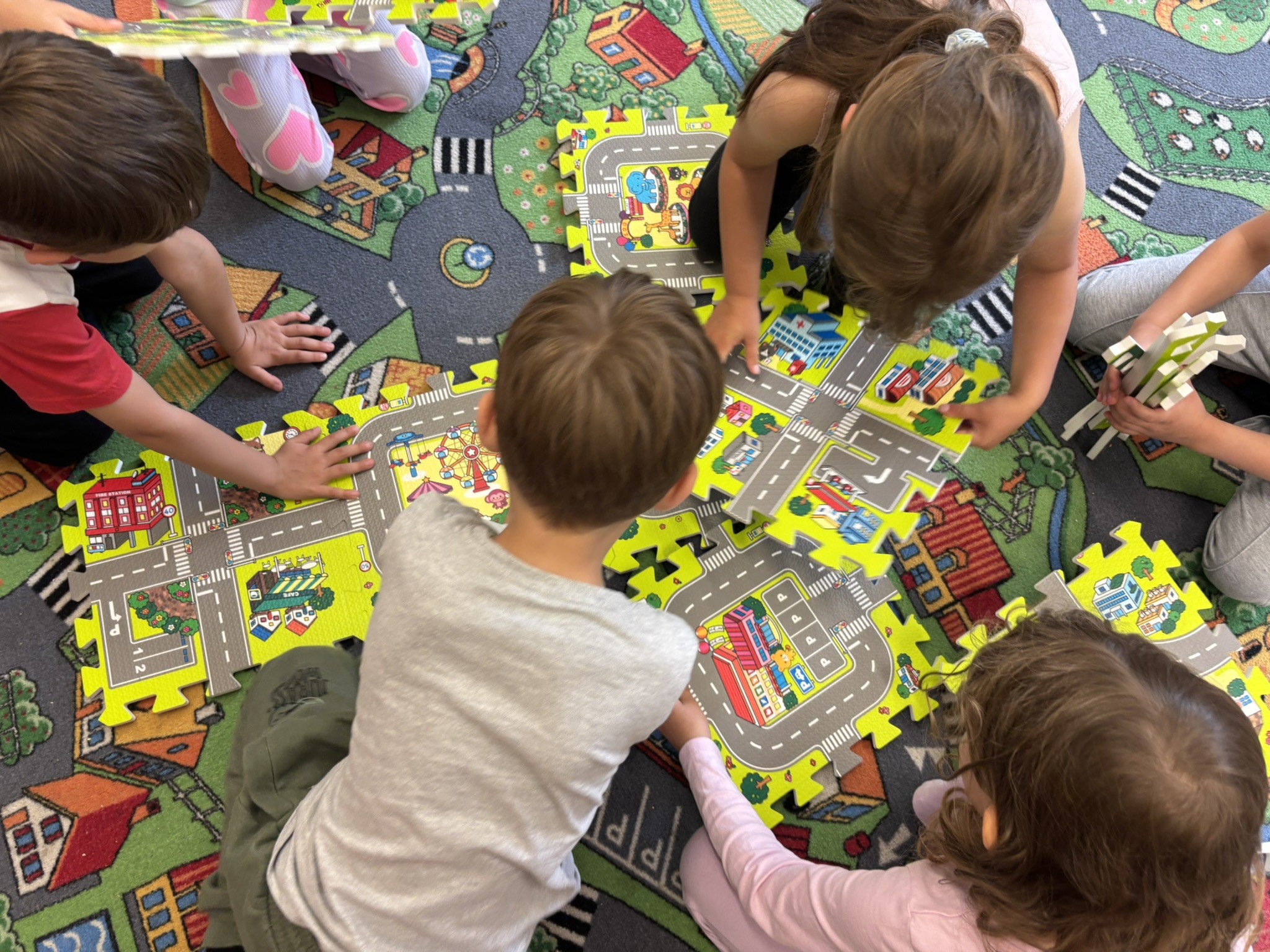 Dzieci układają puzzle ze skrzyżowaniami