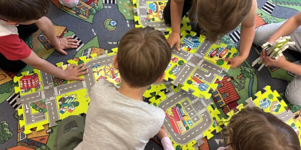 Dzieci układają puzzle ze skrzyżowaniami