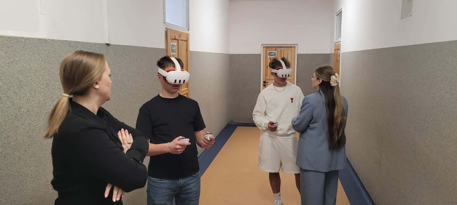 Uczniowie w goglach VR