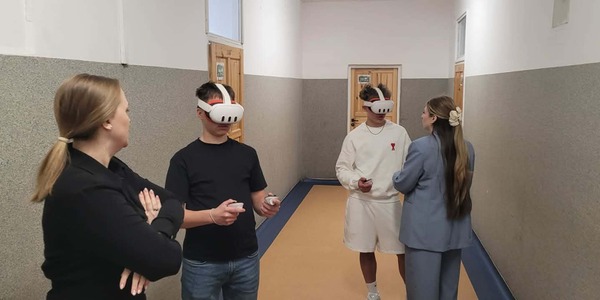 Uczniowie w goglach VR