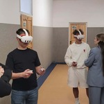 Uczniowie w okularach VR