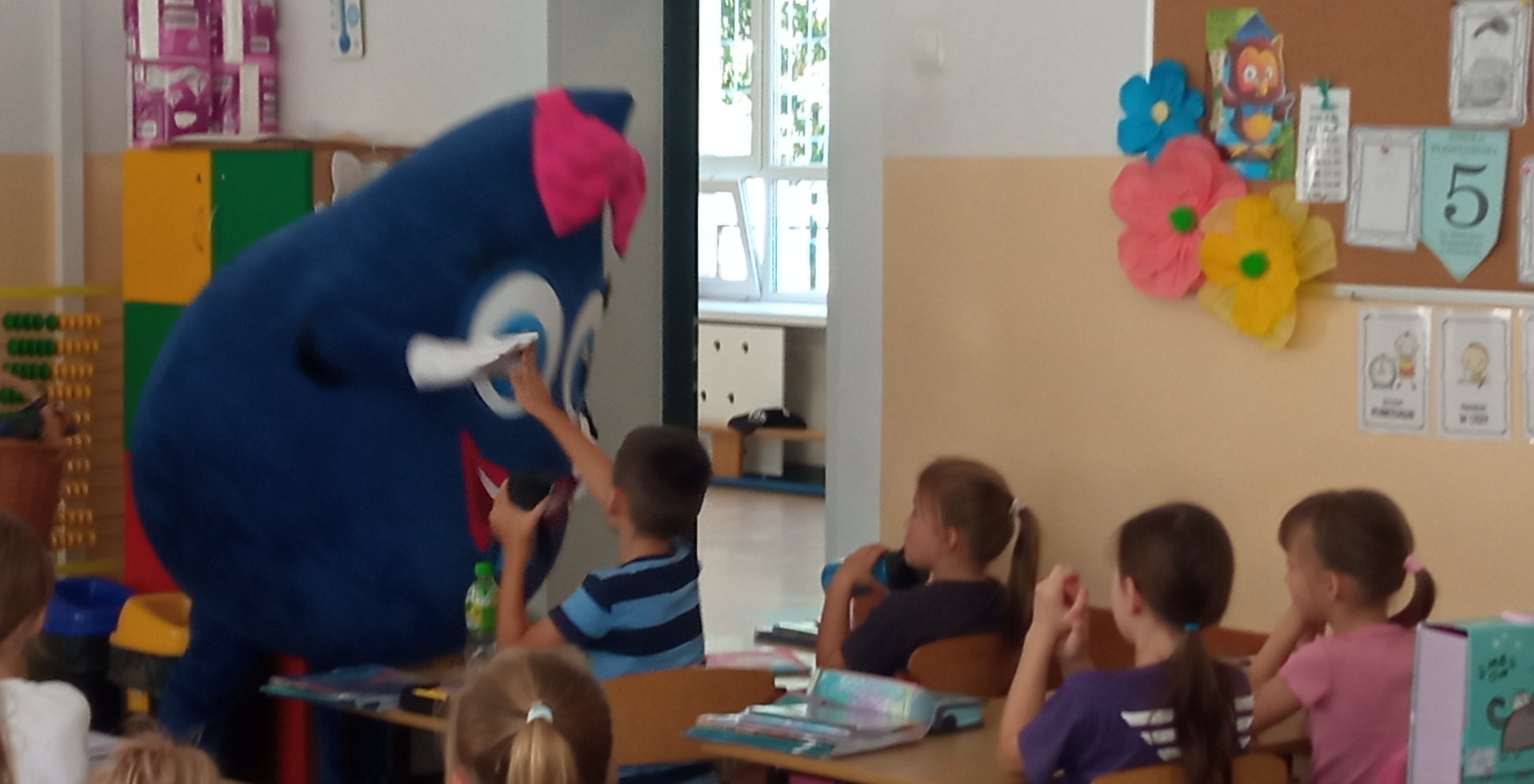 Kropelka wody wita się z uczniami