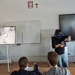 Chemia z Empiriuszem - uczeń w goglach